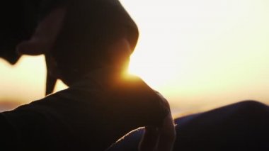 Boksör boks bandajlarını güzel bir günbatımının arka planına sarar. Dövüş sanatları. Motivasyon videosu