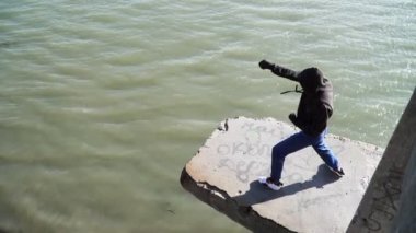 Boksör terk edilmiş bir binada açık havada antrenman yapıyor. Gölge Boksu egzersizi. Boks ve dövüş sanatları