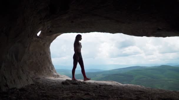 Путешественница проходит через пещеру. Cave City in vicinity of Bakhchisarai - Tope Kermen in Crimea — стоковое видео