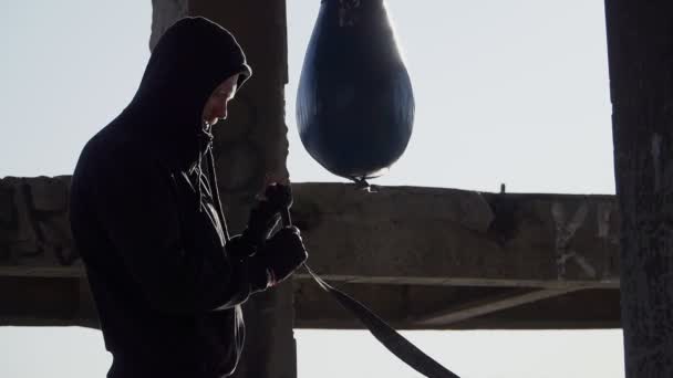 Jungs, ein Boxer bereitet sich auf das Training vor. Kleidung Boxverbände an seinen Händen. Boxen und Kampfkunst — Stockvideo