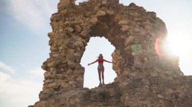 Kız, Kırım Sebastopol 'daki antik bir Kalamita Kalesi' nin kalıntılarında yürüyen bir gezgin..