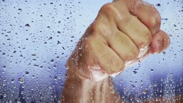 Ökölbe szorított kézzel csapódik a nedves ablak eső után. Közelkép — Stock videók