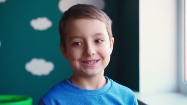 Gülümseyen Komik Küçük Oğlan Zararlı Dişleri Gösteriyor. Diş tedavisi