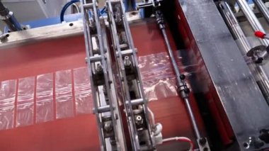 Üretim ve Otomatik Teknoloji Konsepti. Plastik Torbalar Üretimi