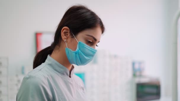 Médicos em máscaras protetoras na Clínica Odontológica Servem Paciente. Dentista de Trabalho — Vídeo de Stock