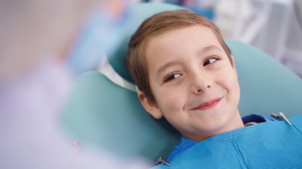 Médico en Clínica Dental Hablando con Divertido Niño Trabajo Dentista con Niños — Vídeo de stock