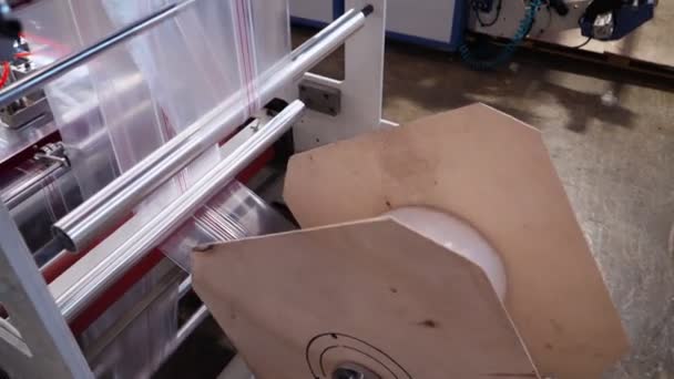 Concept de fabrication et de technologie automatisée. Production de sacs en plastique — Video