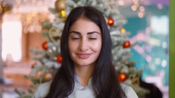 ポートレート美しい女性混合レース笑顔魅力的に背景クリスマスツリー — ストック動画