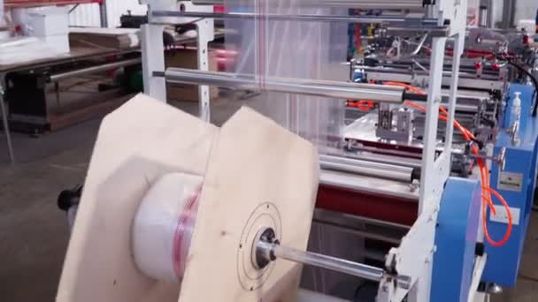 Concept de fabrication et de technologie automatisée. Production de sacs en plastique — Video