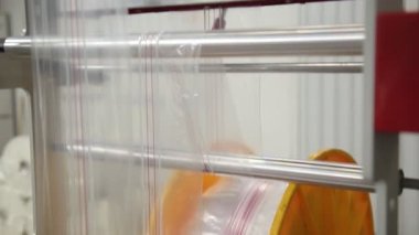 Üretim ve Otomatik Teknoloji Konsepti. Plastik Torbalar Üretimi