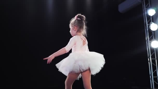 Meisje ballerina Kaukasische verschijning in een roze tutu dansen op het podium. Kinderen. Langzame beweging. — Stockvideo