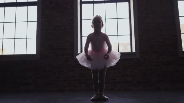 Niña Bailarina en tutú rosa. Ballet infantil. Movimiento lento. — Vídeo de stock