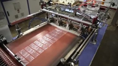 Üretim ve Otomatik Teknoloji Konsepti. Plastik Torbalar Üretimi