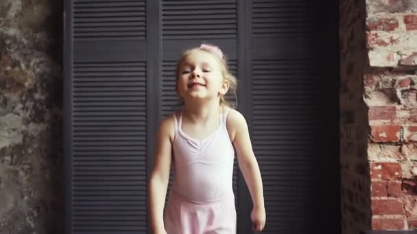 かわいい金髪の女の子が走って笑っています。幸せな子供だ。スローモーション . — ストック動画