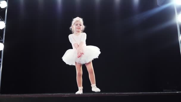 Kleine Mädchen Ballerina kaukasischen Auftritt in einem rosa Tutu tanzt auf der Bühne. Kinder. Zeitlupe. — Stockvideo