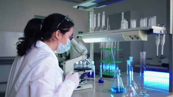 Científico de investigación médica mirando microscopio en laboratorio de ciencia médica — Vídeos de Stock