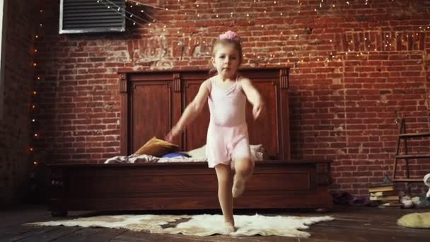 Ballerine gamin court et saute autour de la chambre. Joyeux enfant. Au ralenti. Tournage sur le Steadicam — Video