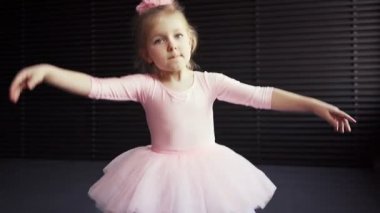 Pembe etekli çocuk balerin. Çocuk balesi. Yavaş çekim.