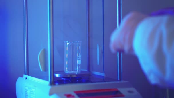 Medizinische Forscherin wiegt Chemikalie im Labor für medizinische Wissenschaft — Stockvideo
