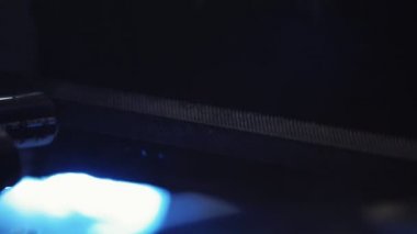 Rasp Dosyası Eldiven Ellerinde Tutuluyor Metal Borudaki pürüzlü Kenarları Düzleştirmek İçin Kullanılıyor