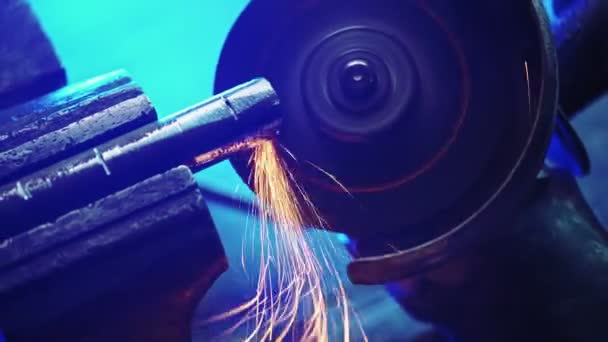 Profesjonell mekaniker kutter av metallrør med en kvern. – stockvideo