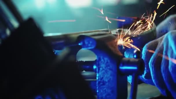 Profesionální mužský dělník pracuje ve výrobě s kovem. Muž používá kruhovou pilu. — Stock video