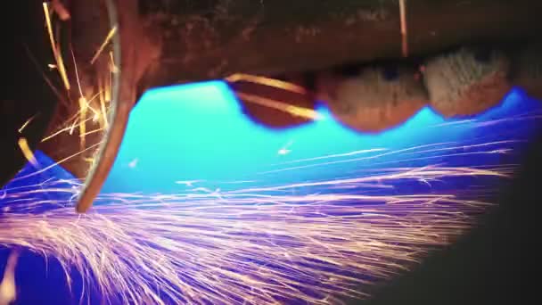 プロの労働者は金属と生産で働く。人は円形の鋸を使用する — ストック動画