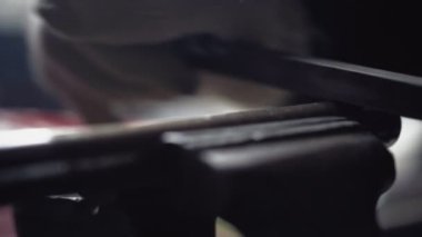 Rasp Dosyası Eldiven Ellerinde Tutuluyor Metal Borudaki pürüzlü Kenarları Düzleştirmek İçin Kullanılıyor