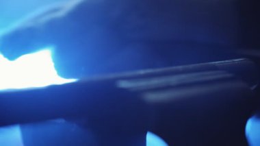 Rasp Dosyası Eldiven Ellerinde Tutuluyor Metal Borudaki pürüzlü Kenarları Düzleştirmek İçin Kullanılıyor