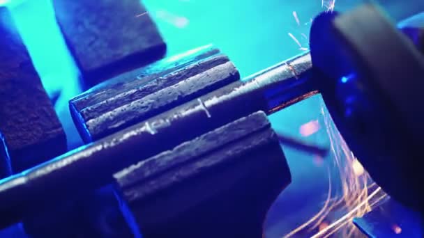 Meccanico professionista taglia il tubo metallico con una smerigliatrice, bloccandoli nella morsa — Video Stock