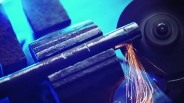 Profesyonel Erkek İşçi Öğütücüyle Metal Boruyu Kesiyor, Mengeneye Bağlıyor