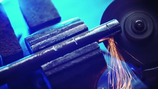 Profesjonalny mężczyzna pracownik odcina rurę metalową z szlifierką, zaciskając je w Vise — Wideo stockowe