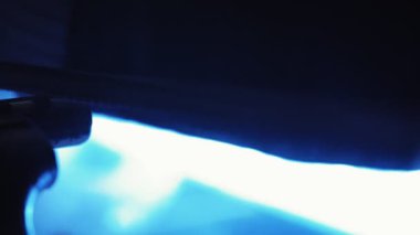 Rasp Dosyası Eldiven Ellerinde Tutuluyor Metal Borudaki pürüzlü Kenarları Düzleştirmek İçin Kullanılıyor