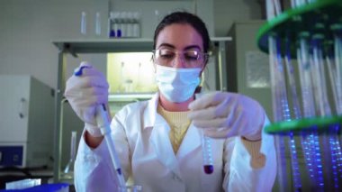 Tıp Bilimi Laboratuvarında Mikroskop Arayan Bilimadamı