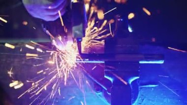 Profesyonel Erkek İşçi Öğütücüyle Metal Boruyu Kesiyor, Mengeneye Bağlıyor