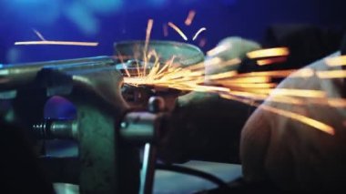 Tamirci Öğütücüyle Metal Boruyu Kesiyor. Adam Dairesel Testere ile Çalışıyor