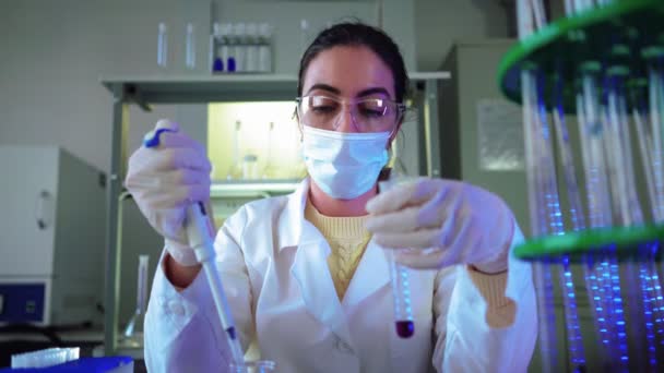 Cientista de Pesquisa Médica Olhando Microscópio no Laboratório de Ciências Médicas — Vídeo de Stock