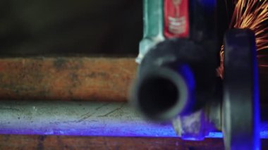 Profesyonel Erkek İşçi Öğütücüyle Metal Boruyu Kesiyor, Mengeneye Bağlıyor