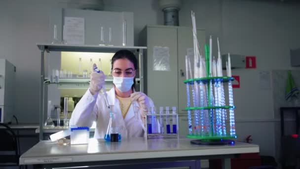Kvinnlig mikrobiolog Undersöker mikroskop i Medical Science Laboratory. — Stockvideo