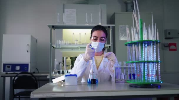 Ricercatore Medico Microscopio nel Laboratorio di Scienze Mediche — Video Stock