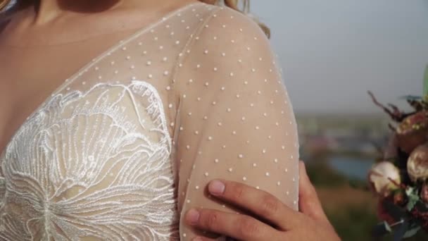 Brudgummen ger bruden i en vit klänning vacker bröllopsbukett — Stockvideo