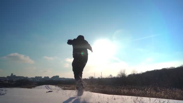 Happy Guy corre na neve e faz cambalhotas. Homem está se divertindo no inverno Glade — Vídeo de Stock