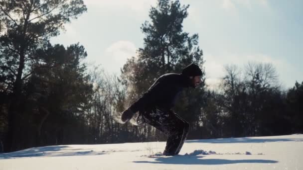 Guy Stuntman hace Cool Trick Back Flip y Funny Falls en Snowdrift. — Vídeos de Stock