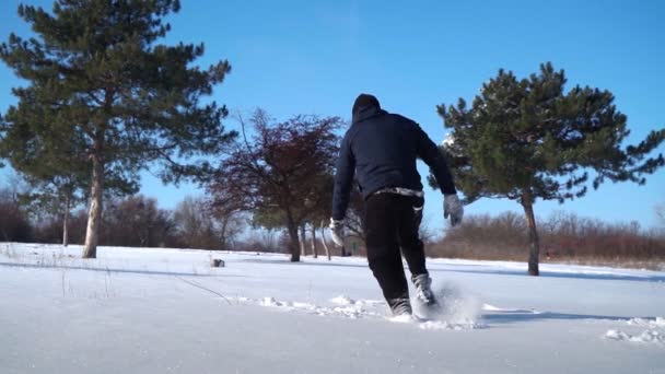 Happy Guy hace saltos mortales en Snowdrift. Hombre divertido invierno Snowy Glade — Vídeos de Stock