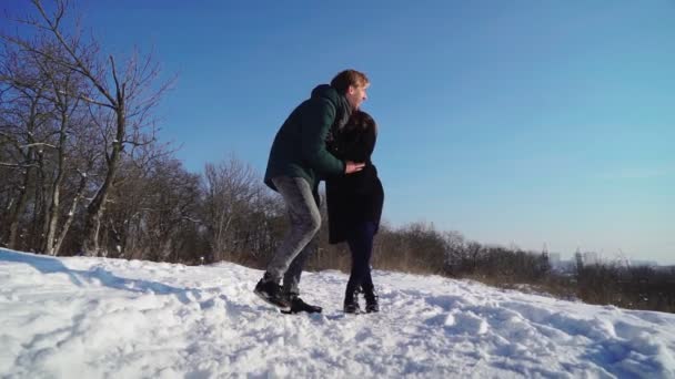 Šťastný pár procházky v zimním lese hrát a házet sníh. Valentýn — Stock video