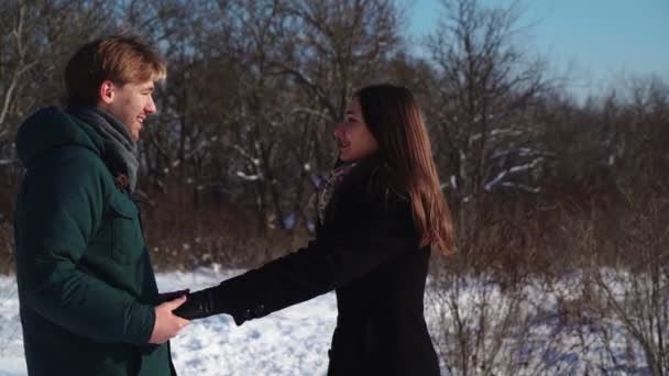 Amanti Stand and Hug nella foresta invernale. Bello uomo e donna in un abbraccio — Video Stock
