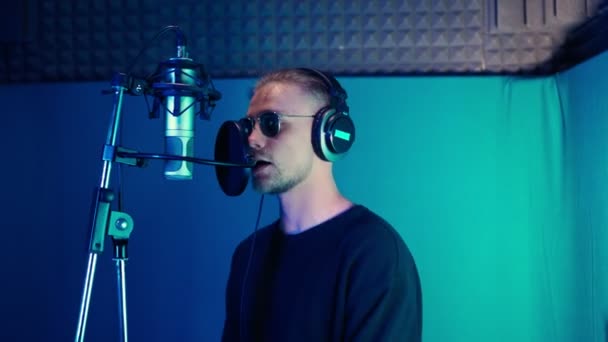 Αρσενικό Rap Singer Τραγουδά Hip Hop στη Μικρόφωνο. Δημιουργία τραγουδιού στο στούντιο ηχογράφησης — Αρχείο Βίντεο