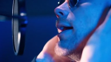 Erkek Rap Şarkıcısı Mikrofonda Hip Hop Söylüyor. Kayıt Stüdyosunda Yaradılış Şarkısı
