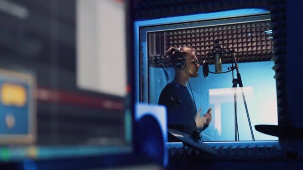 Macho Rap Cantante con Auriculares y Sonido Ingeniero están grabando una nueva canción — Vídeo de stock