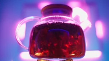Çayı İçen Şeffaf Çaydanlık Neon Arkaplan Işığına Karşı Gaz Yakıcısında Kaynıyor